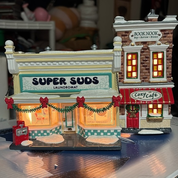 Department 56 Super Suds Laundromat with Festive Accents - Picture 4 of 4